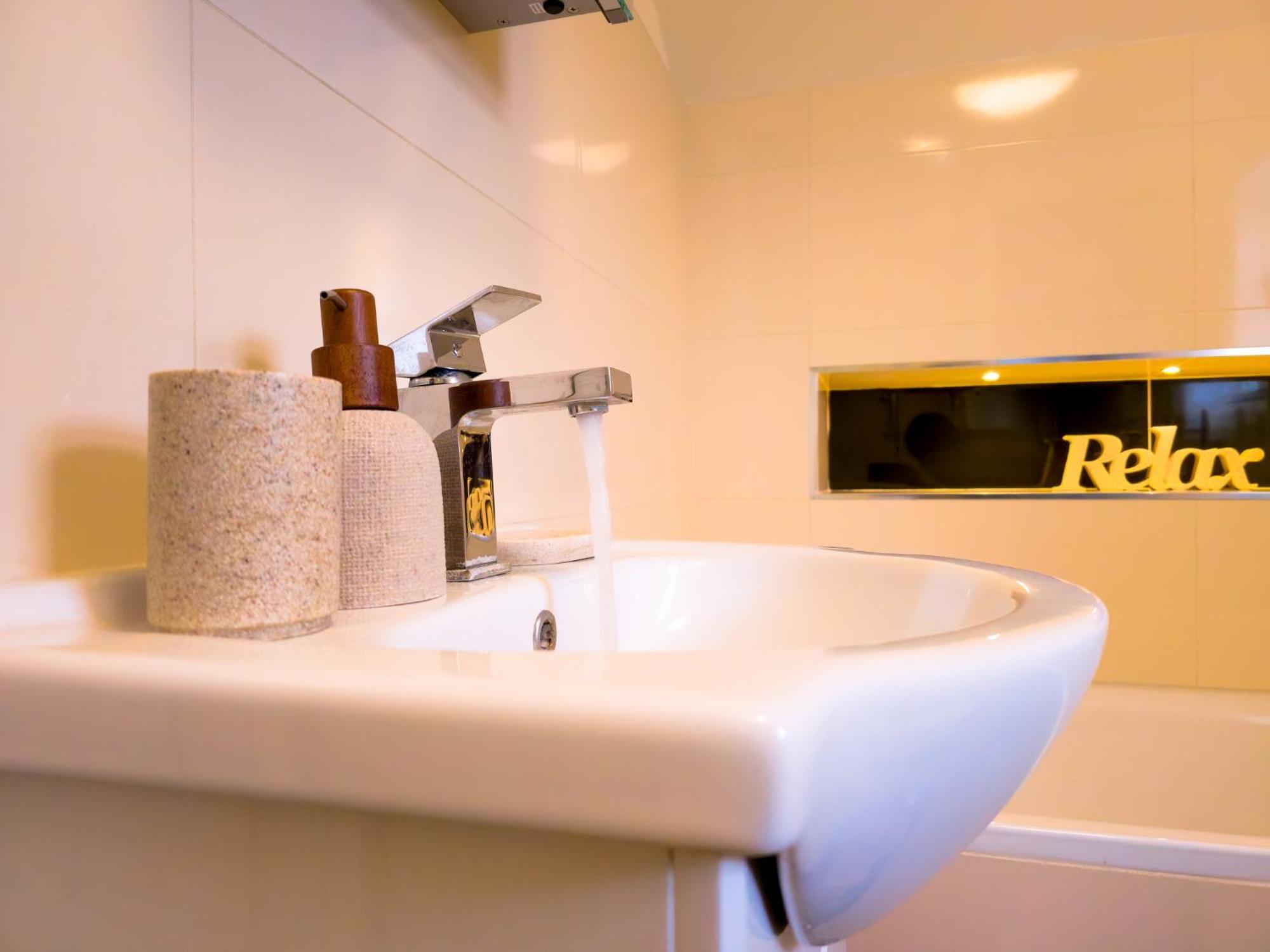 Charming London Home, Opp Arnos Grove Underground Station, Parking New Southgate ภายนอก รูปภาพ