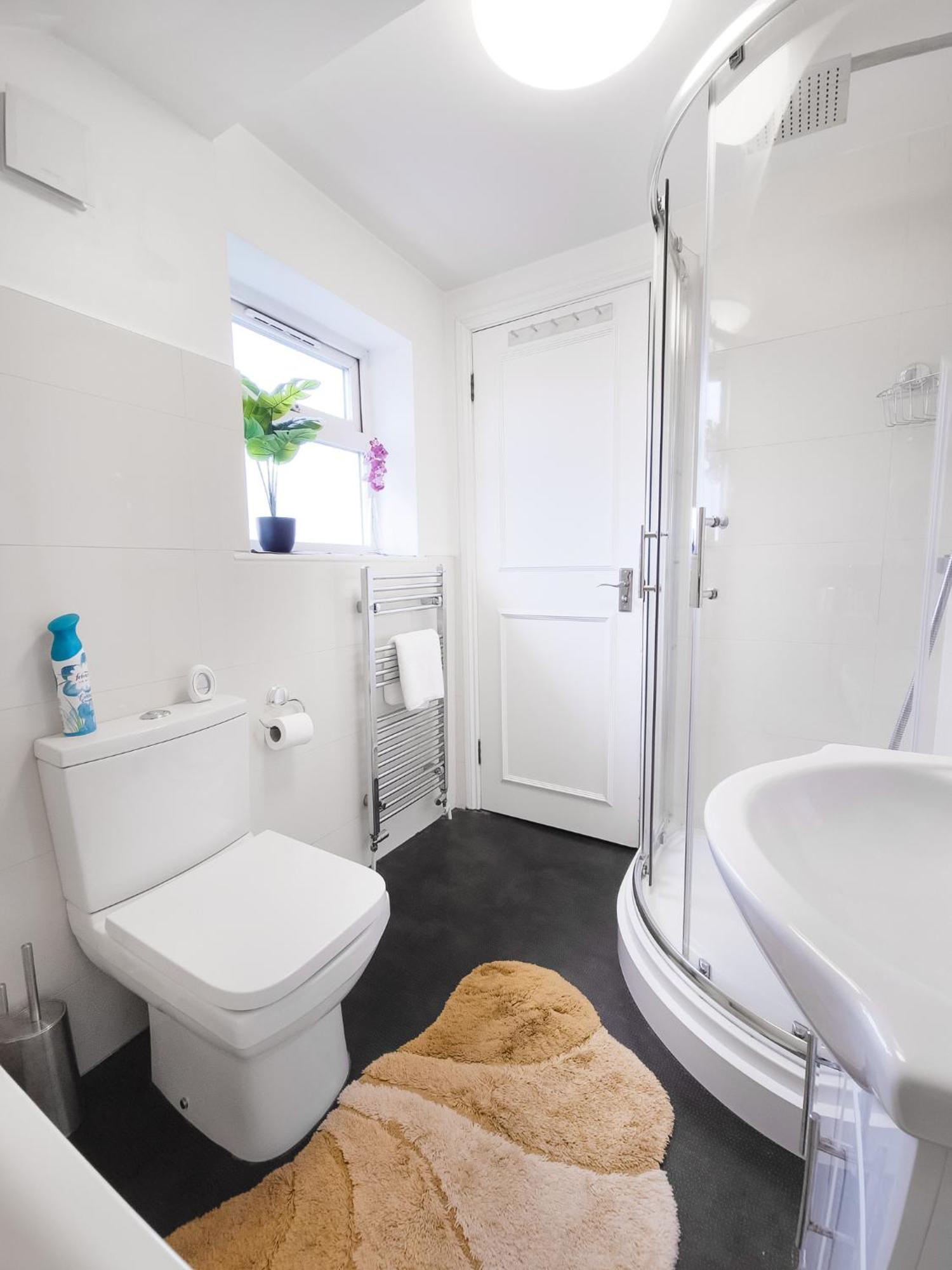 Charming London Home, Opp Arnos Grove Underground Station, Parking New Southgate ภายนอก รูปภาพ